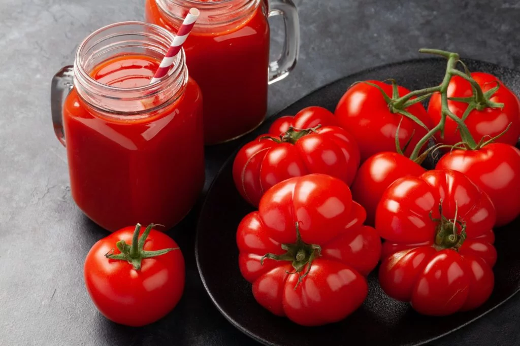 Fresh tomato juice and ripe tomatoes